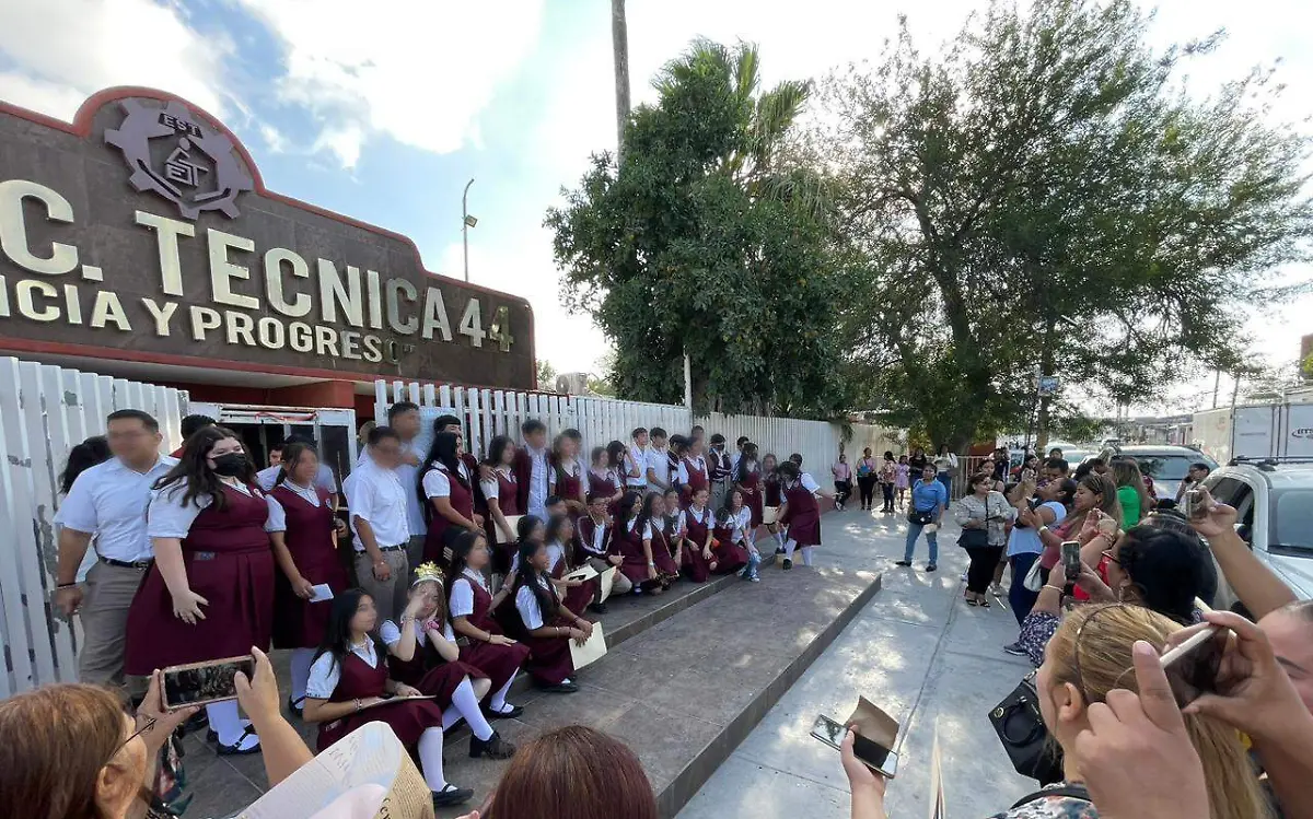 Papás celebran graduación de sus hijos en plena calle Jaime Jiménez Ok (1)